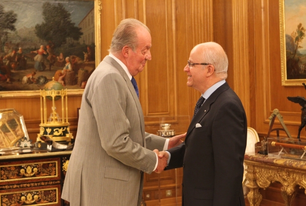 Audiencia al Sr. Mourad Medelci, Ministro de Asuntos Exteriores de la República Argelina. Don Juan Carlos recibe el saludo del ministro de Asuntos Ext